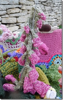 17  thrupp yarn bombing