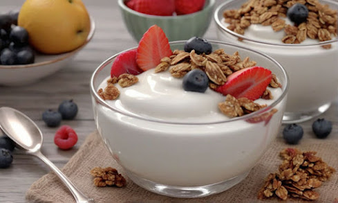 iogurte-natural-com-granola-caseira-e-frutas-frescas