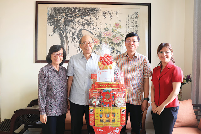 Đồng chí Vũ Ngọc Tuất, Bí thư Quận ủy thăm, chúc Tết  đồng chí Châu Minh Tỷ, nguyên Bí thư Quận ủy. (Ảnh: HM)
