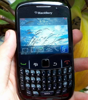 Blackberry Curve 8520 giá 850k Bán điện thoại bb cũ cảm ứng camera wifi giá rẻ ở Hà Nội không lỗi lầm chất lượng tốt Cần bán điện thoại blackberry cũ giá rẻ blackberry 8520, là chiếc di động có bàn phím QWERTY vốn nổi tiếng là dòng điện thoại doanh nhân, bền bỉ, phục vụ công việc hơn là giải trí. BlackBerry 8520 sử dụng nút điều khiển cảm ứng giống chuột quang, camera 2 chấm, chạy được hệ điều hành Blackberry 5.0, không lỗi font tiếng việt, cài đặt thêm nhiều ứng dụng, đặc biệt về email, lướt web nhanh với wifi, văn bản word excel, chat, facebook, nhắn tin miễn phí,... vốn là thế mạnh của dòng blackberry. máy có khe thẻ nhớ, có wifi, bluetooth, tai nghe 3.5,...Hình thức máy còn rất mới. máy đang sử dụng tốt, nghe gọi tốt, phím bấm tốt, quay phim, chụp ảnh nghe nhạc, facebook cả ngày luôn.