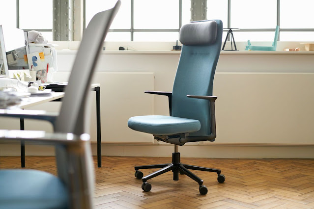 purchase-workplace-desk-chairs-ergonomic-office-chairs-online-UAE