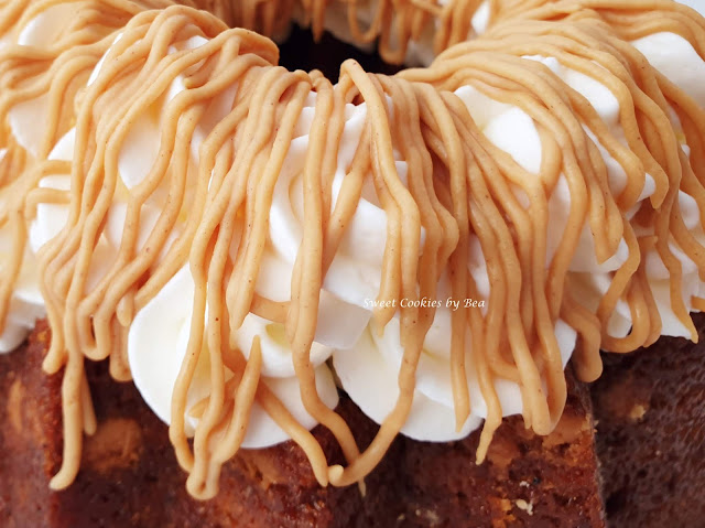 Bundt cake semintegral de sopa de tomate muy bien acompañado