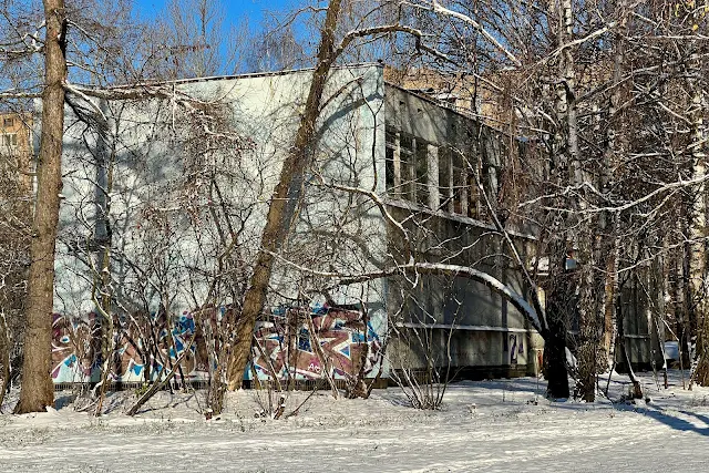 улица Сталеваров, заброшенное здание бывшего детского сада Московского завода «Серп и молот»