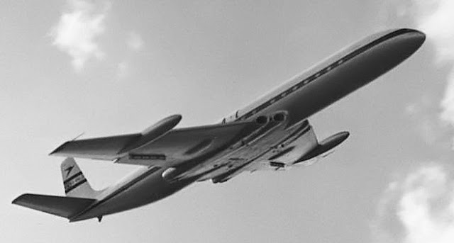 DH.106 Comet 3 G-ANLO in BOAC-style markings at Farnborough SBAC Show.