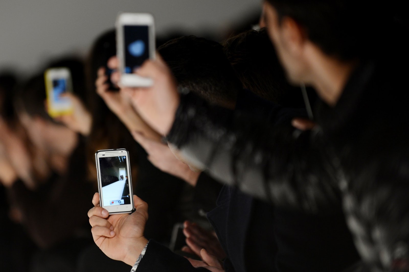 APLICATIVO DA MODA vine_apple_aplicativo_twiiter_applestore_moda_trend_vogueparis_vogue_kateupton_saks_nataliavodianova_Calvin Klein_Marc Jacobs Intl_Burberry_Armani_Michael Kors_Theory_ Rag_Bone_Stella McCartney_Helmut Lang_DolceGabbana_Kate Spade_Maybelline_DKNY PR Girl_ Topshop.