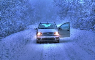 Une voiture par temps glacial