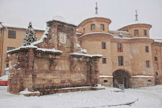 Fuente y Puerta con la nieve