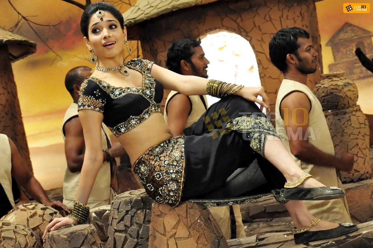 Tamanna Bhatia dancing in the song "Pudikale Pudikuthu" from the movie "Venghai"
