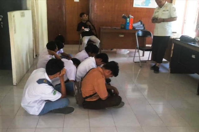 Asyik nongkrong di pantai, 8 siswa diringkus Satpol PP Lotim