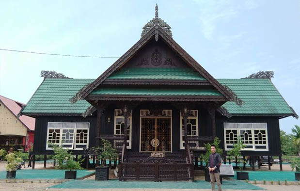  Rumah Adat Kalimantan  Utara Rumah  Baloy Gambar dan 