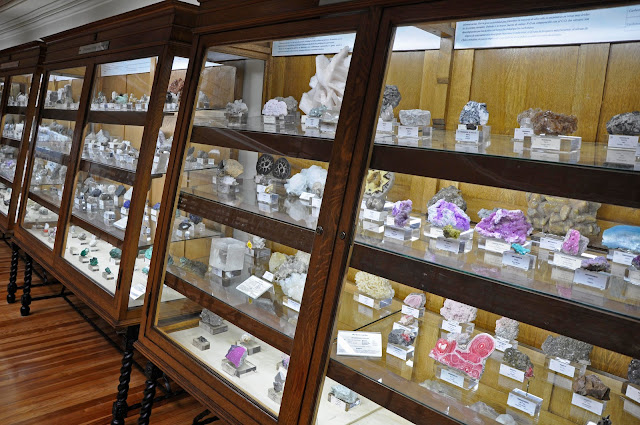 Colección de Sistematica Mineral en vitrina del Museo Geominero