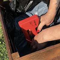 installation du sac dans la caisse en bois