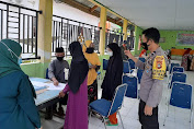 Pastikan Terapkan Prokes, Bhabinkamtibmas Aipda Asrul Pantau Penyaluran BLT di Desa Goarie