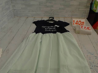 中古品　子供服　１４０ｃｍ　フェイクセット風半袖ワンピース　ブラック　半袖トップス　×　パステルグリーン　スカート　１１０円