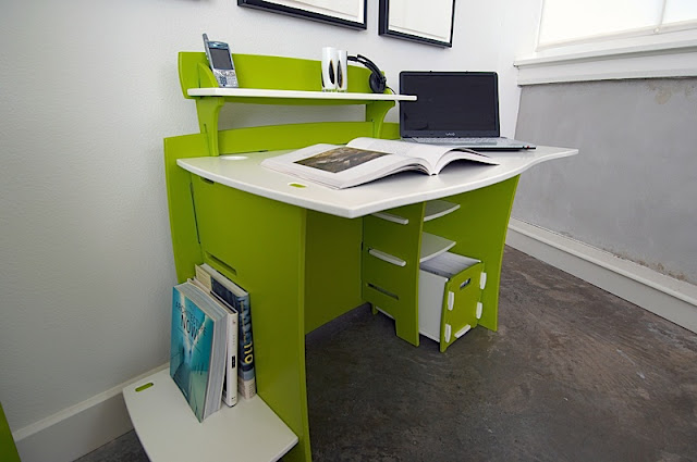Детский письменный стол Legare светло зеленый с белым