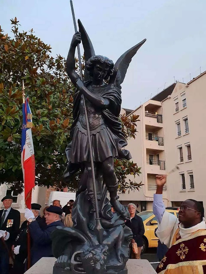 Franceses manifestam para manter a estátua de São Miguel esmagando Satanás
