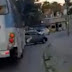 VÍDEO: EM ALTA VELOCIDADE, MOTORISTA DE ÔNIBUS SAI LEVANDO CARRO E FOGE; ASSISTA