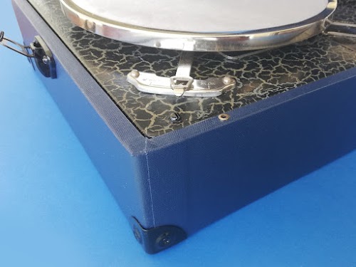 Ansicht auf das restaurierte Koffergrammophon ALBA Seven-O-Seven, die Naht der neuen Bespannung ist kaum zu erkennen