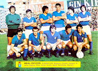 REAL OVIEDO - Oviedo, Asturias, España - Temporada 1975-76 - Dujkovic, Carrete, Jacquet, Vicente, Laguna y Maxi; Javier, Iriarte, Galán, Bartolotta y Alarcón - REAL OVIEDO 0 U. D. SALAMANCA 1 (Pérez) - 19/10/1975 - Liga de 1ª División, jornada 6 - Oviedo, estadio Carlos Tartiere - Con Vicente Miera de entrenador, el Oviedo se clasificó 16º en la Liga de 1ª División, descendiendo a 2ª