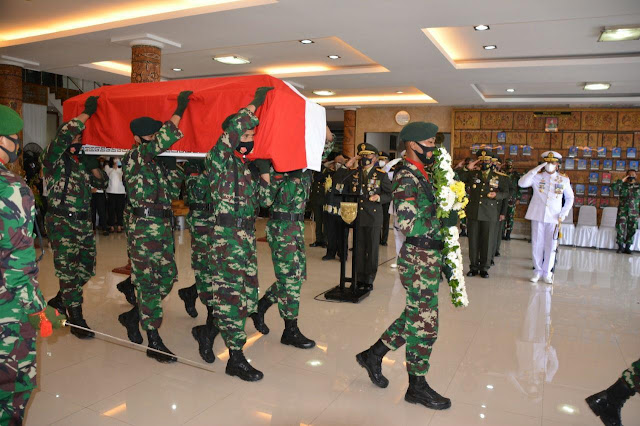 Dadi Hartanto dan Yeheskiel Katiandagho Beri Penghormatan Terakhir Wakasad Letjen TNI Herman Asaribab