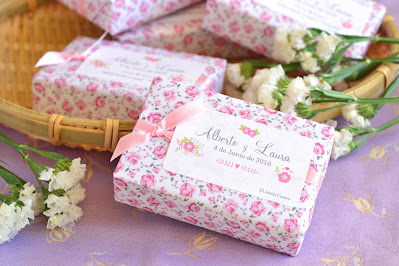 Detalles de boda jabones personalizados en color rosa