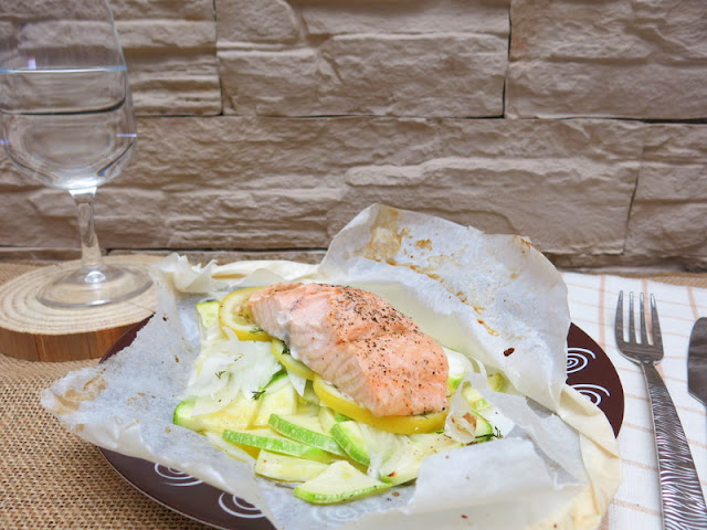 SALMÓN EN PAPILLOTE CON CALABACÍN Y LIMÓN