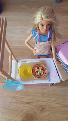 Doll house sized felt play food: a pizza!