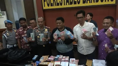 Polrestabes Pasang Police Line Ruang Kerja Kadis PMPTSP Bandung