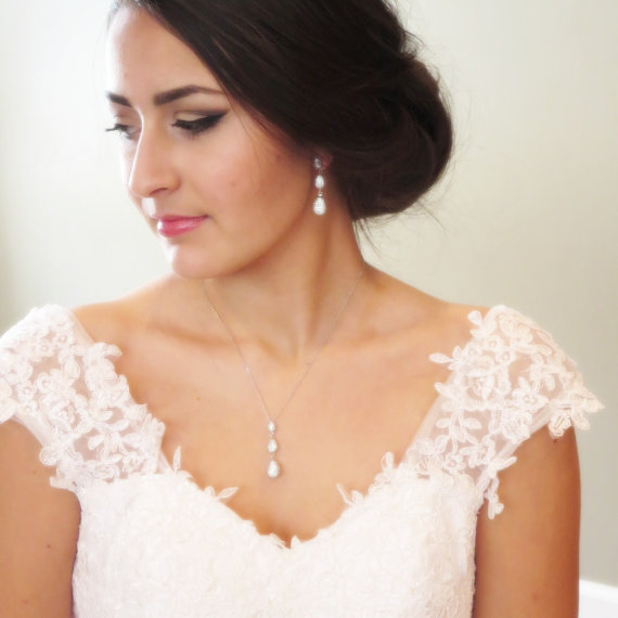 How to Choose a Bridal Necklace for a V-Neck Wedding Dress – Jewelers Touch