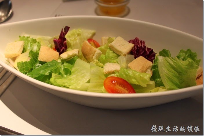 台南-西堤(Tasty)民族店。沙拉-蘿美+美生菜沙拉。沙拉的蔬菜都還蠻新先的，有油醋及凱薩兩種醬汁可以選擇。