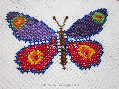 Mariposa-bordada-en-punto-cruz--violeta-y-roja