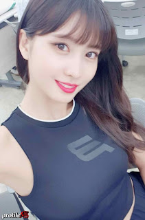 Sexy Selca photos of Twice Momo 