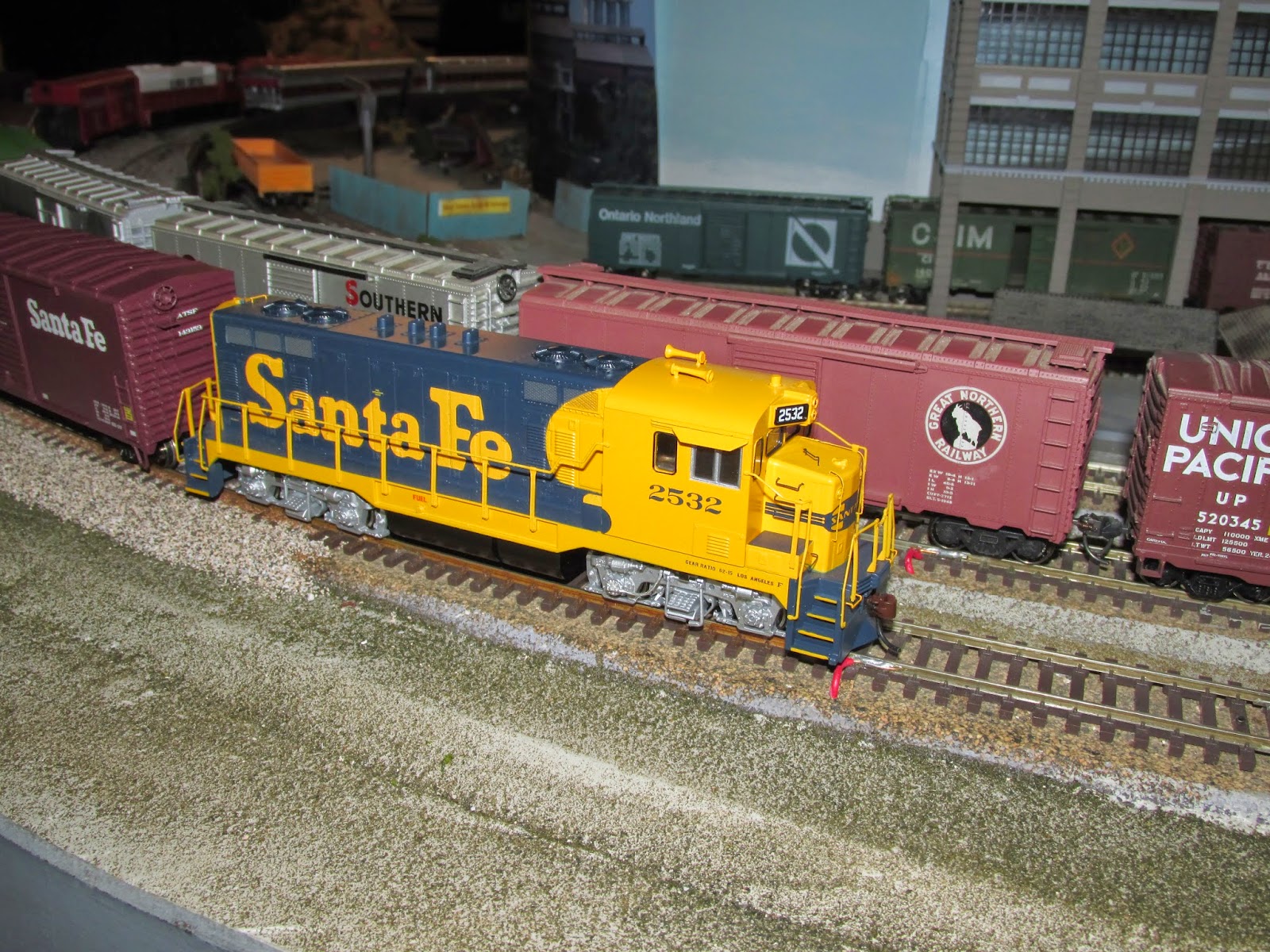 Eddie's Rail Fan Page: Two freight trains meet on the mainline curve.