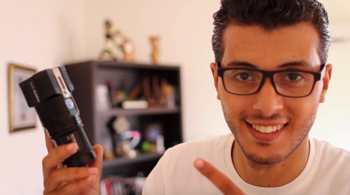 ما احمله بين يدي ليس عبارة عن مصباح يدوي عادي ! إنه وحش صغير ما احمله بين يدي ليس عبارة عن مصباح يدوي عادي ! إنه وحش صغير