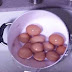  Tak Perlu Repot Kupas Satu-Satu, Begini Cara Singkat Mengupas Telur Dalam Jumlah Banyak!! 