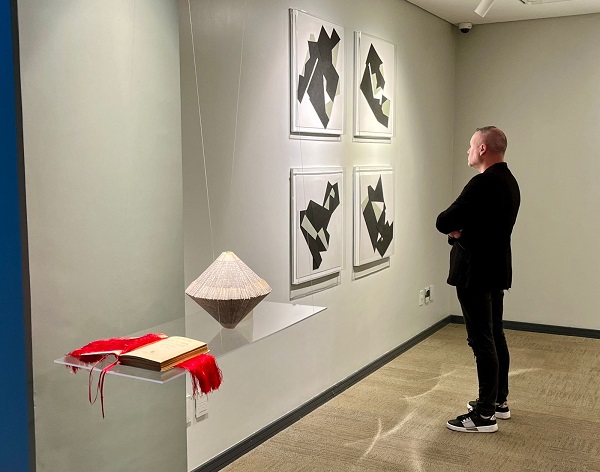 Caligrafías, la exposición en BNB Art para navegar en la escultura de las letras diseñadas por Ligia D’ Andrea