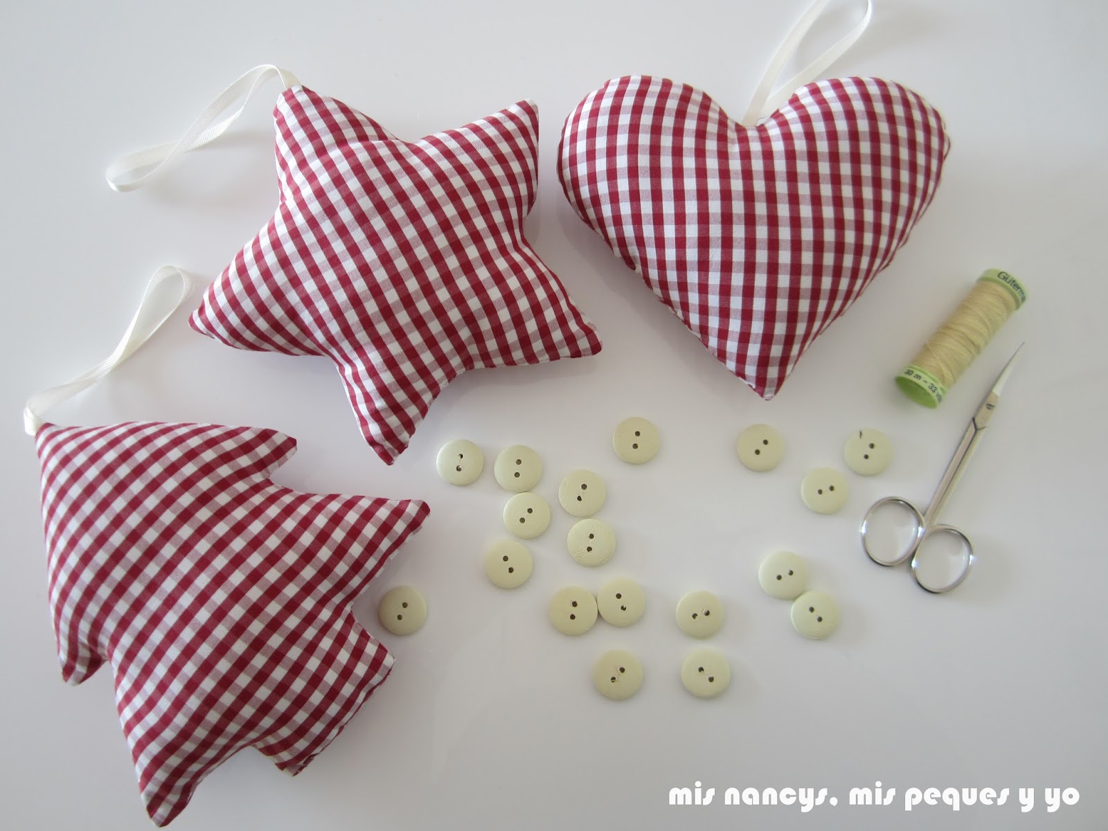 mis nancys, mis peques y yo, tutorial DIY adornos Navidad, coser botones