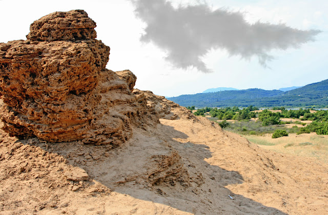 The forms of sandstone weathering on the dune between the sea and the lake Korisson. Corfu. Greece.  Формы выветривания песчаника на дюне между морем и озером Кориссон. Остров Корфу. Греция. 