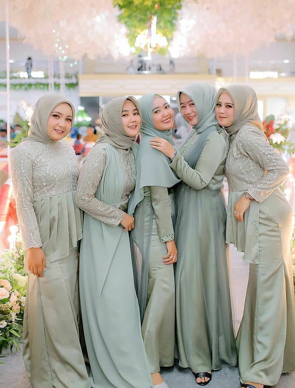 45 Inspirasi  Seragam Bridesmaids  Terbaik yang Bisa Ditiru Dari Berbagai Bahan Modern BLOG 