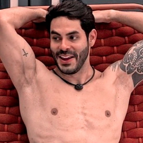 Rodolffo Matthaus sem camisa no Big Brother Brasil 21