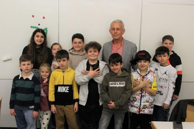 The students of the Albanian school in Feuerthalen, Canton of Zurich together with prof. Isuf Ismaili