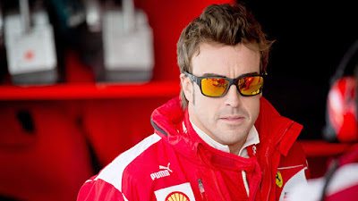      Biografi Fernando Alonso Díaz     Fernando Alonso Díaz, akrab disapa Nando, lahir di Oviedo, Asturias, Spanyol, 29 Juli 1981; umur 30 tahun) adalah seorang pembalap Formula Satu asal Spanyol. Ia sempat menjadi juara dunia termuda sepanjang sejarah F1 saat merebut gelar tahun 2005 dalam usia 24 tahun dan 59 hari, sehingga memecahkan rekor berumur 33 tahun milik Emerson Fittipaldi yang berusia 25 tahun dan 273 hari ketika meraih gelar juara dunia di musim 1972. Rekor tersebut dipecahkan Lewis Hamilton pada musim balap 2008 dan kemudian dipecahkan lagi oleh Sebastian Vettel di musim 2010. Alonso juga sempat menjadi pembalap termuda yang pernah menjuarai grand prix dan meraih pole position, masing-masing pada seri GP Hungaria 2003 dan GP Malaysia 2003, sebelum dipecahkan oleh Sebastian Vettel pada GP Italia 2008. Ia juga merupakan juara dunia F1 yang pertama dari Spanyol.  Alonso mulai membalap dengan gokart pada umur 3 tahun. Ia lalu menjuarai kejuaraan gokart Spanyol pada tahun 1994-1997, dan sempat menjadi juara dunia gokart pada tahun 1996. Ia kemudian memulai debutnya di ajang balap F1 pada musim 2001 bersama tim Minardi, dan kemudian pindah ke tim Renault sebagai test driver pada tahun berikutnya. Mulai 