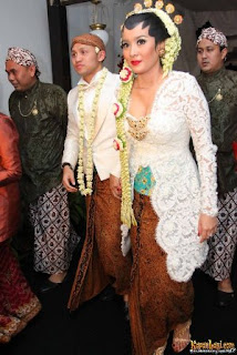 kebaya pengantin Marcella Zalianty artis