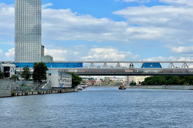 Москва-река, Пресненская набережная, строящийся жилой комплекс Capital Towers, торгово-пешеходный мост «Багратион»