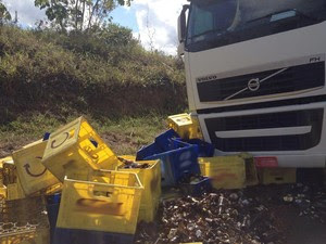 Caminhão tomba na BR-324 e carga de cerveja é saqueada; trânsito é lento nesta sexta em Feira