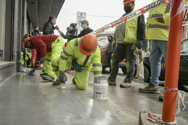 Paralizan obras de veredas resbalosas que han provocado la caída de siete vecinos en Chillán