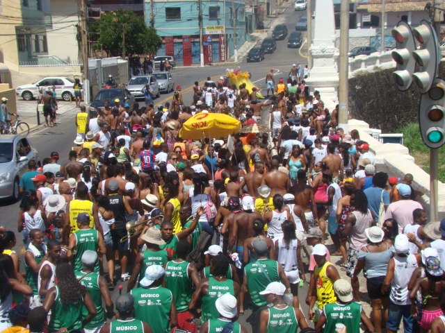 Banho à fantasia, o abre alas do carnaval de Salvador