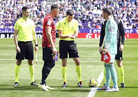 REAL VALLADOLID C. F. y R. C. D. MALLORCA. Temporada 2022-23. Los capitanes del Valladolid y el Mallorca, Masip y Antonio Raillo, en el sorteo de campos ante el colegiado gallego Muñiz Ruiz. REAL VALLADOLID C. F. 3 🆚 R. C. D. MALLORCA 3 Domingo 09/04/2023, 14:00 horas. Campeonato de Liga de 1ª División, jornada 28. Valladolid, estadio Municipal José Zorrilla: 18.010 espectadores. GOLES: ⚽1-0: 33’, Kike Pérez. ⚽1-1: 53’, Vedat Muriqi. ⚽1-2: 58’, Manu Morlanes. ⚽2-2: 68’, Selim Amallah. ⚽3-2: 86’, Monchu. ⚽3-3: 90+4, Vedat Muriqi, de penalti.