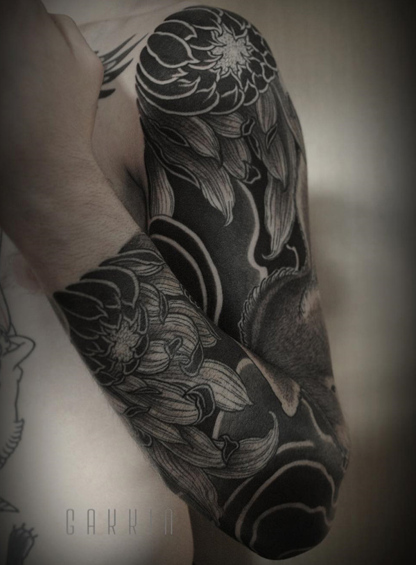 Flor de manga tatuagem. Lindo, incrível e apaixonante ao mesmo tempo. Os desenhos florais são um dos modelos mais populares quando se trata de obter manga tatuagens. 