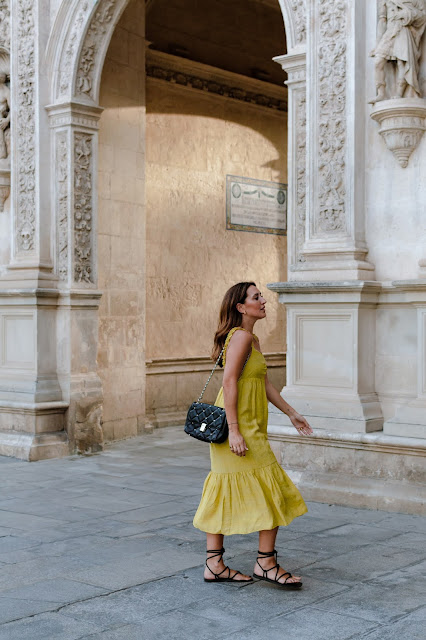 Fashion South con vestido amarillo de volantes